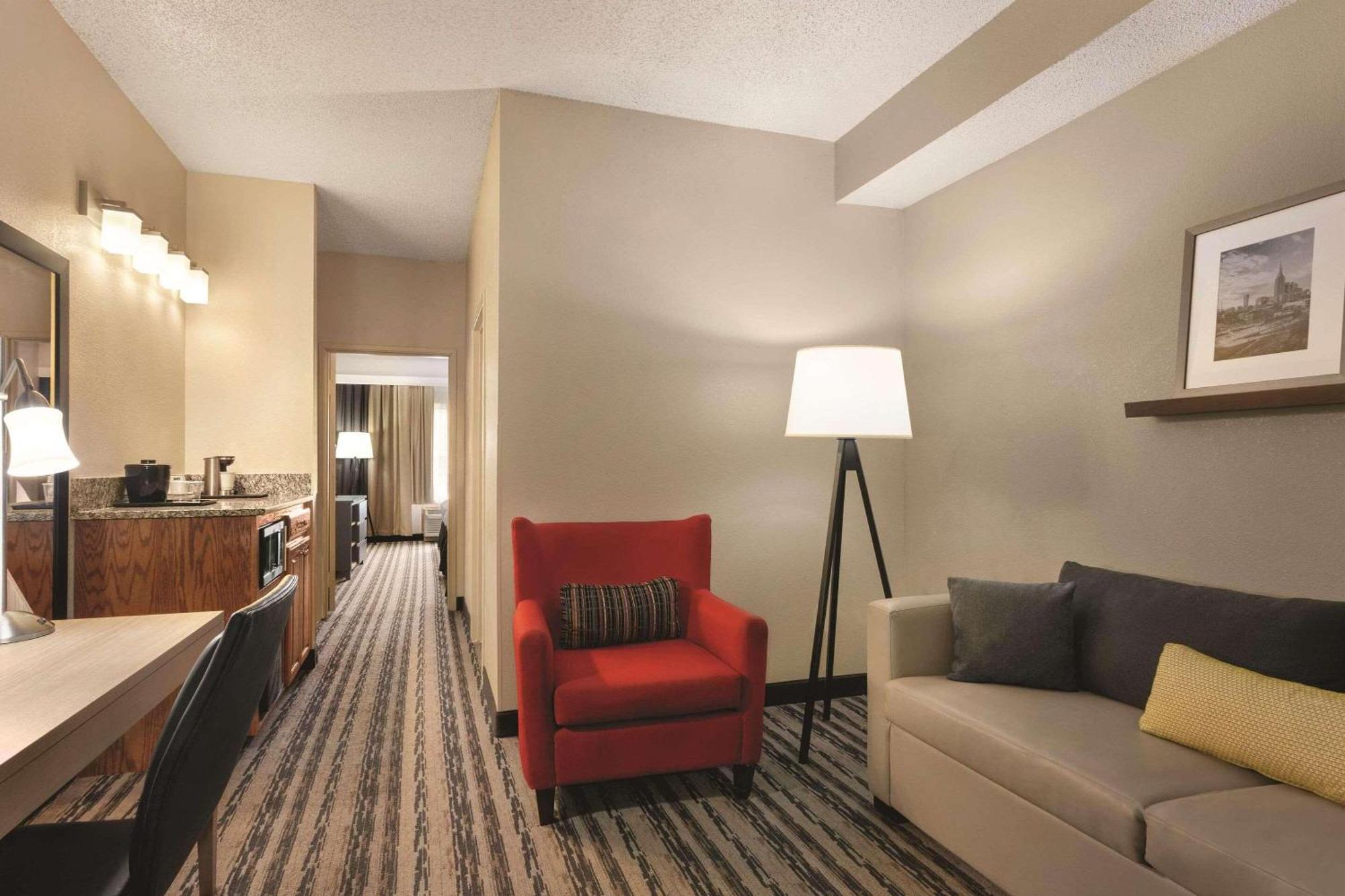 Country & By Radisson, Airport East, Tn Hotel
