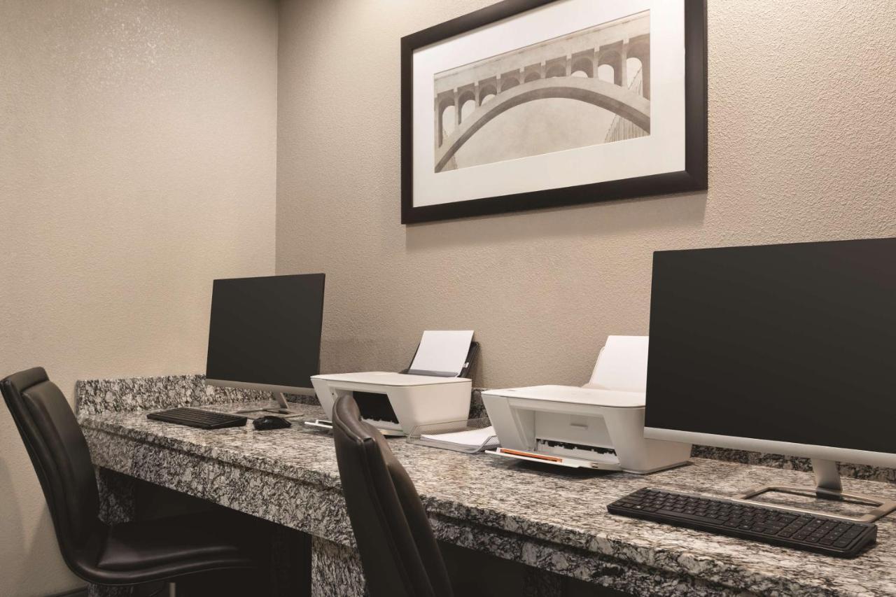 Hotel Country & By Radisson, Airport East, Tn